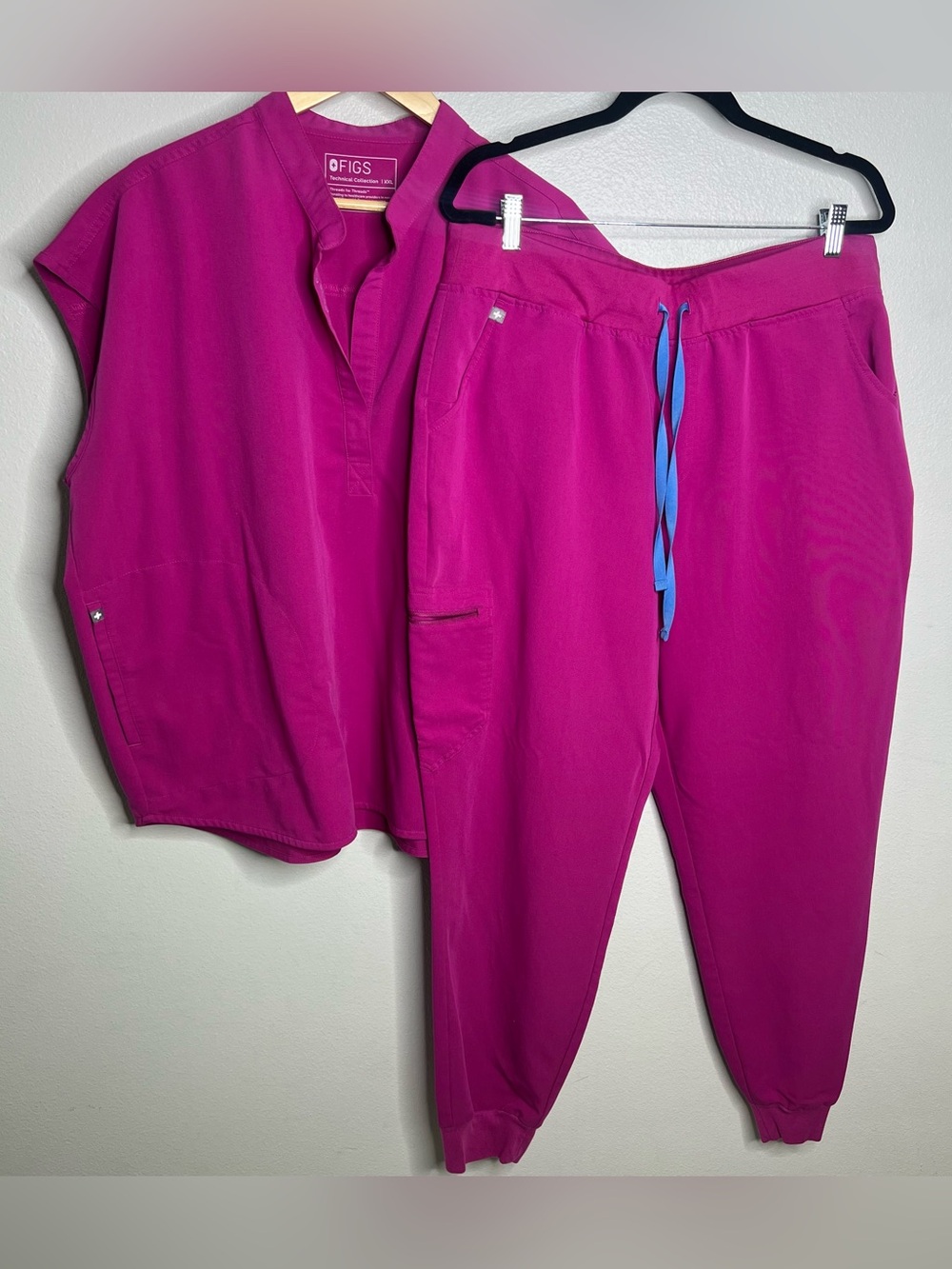 FIGS Nurse Uniform Rafaela Top & Jogger Bottoms Fuchia Pink Women's - XXL